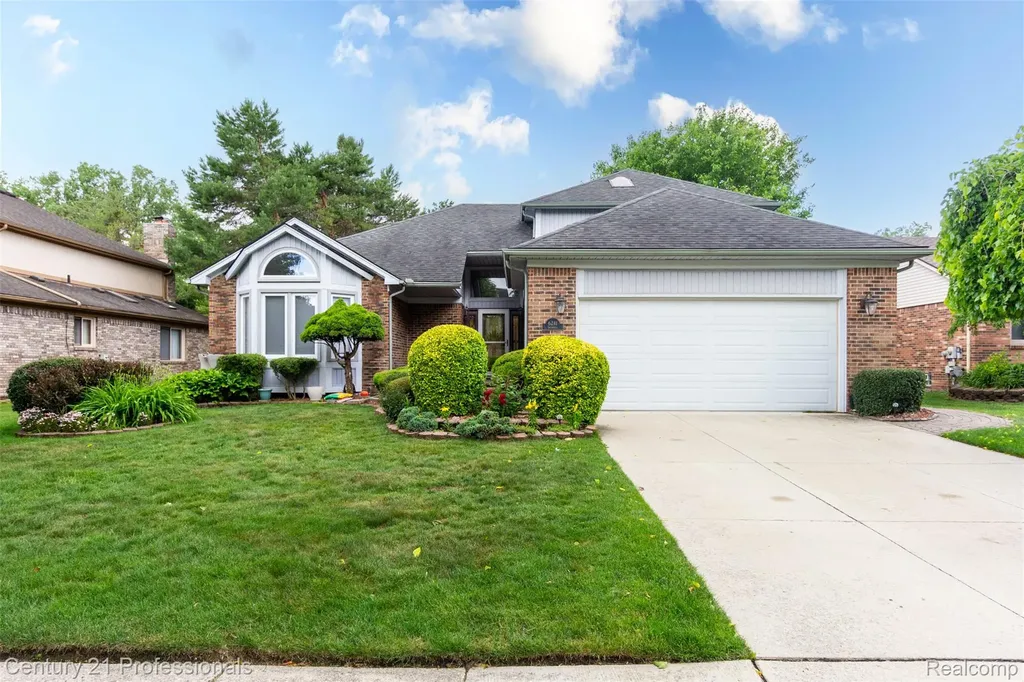 6241 Smithfield Drive Troy City MI 48085