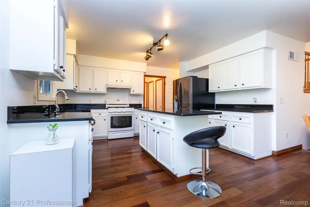 6241 Smithfield Drive Troy City MI 48085