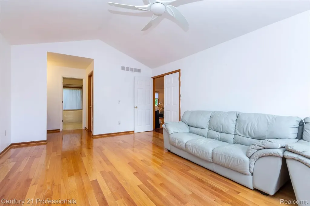 6241 Smithfield Drive Troy City MI 48085