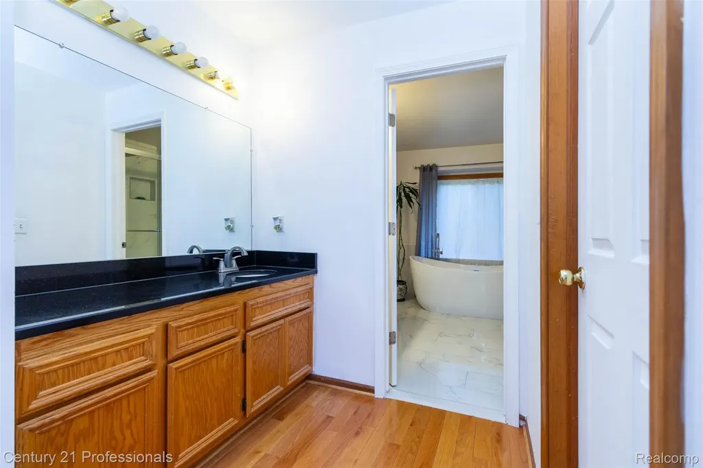 6241 Smithfield Drive Troy City MI 48085