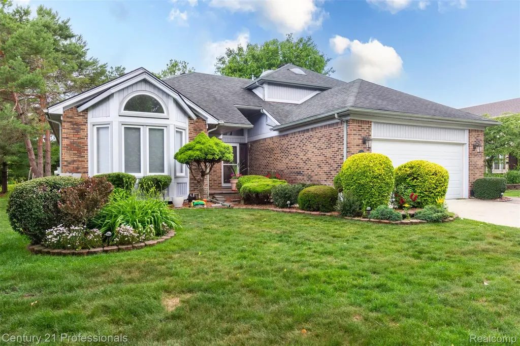 6241 Smithfield Drive Troy City MI 48085
