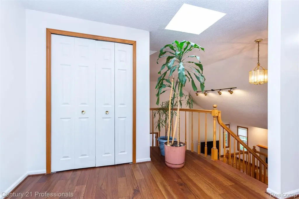 6241 Smithfield Drive Troy City MI 48085