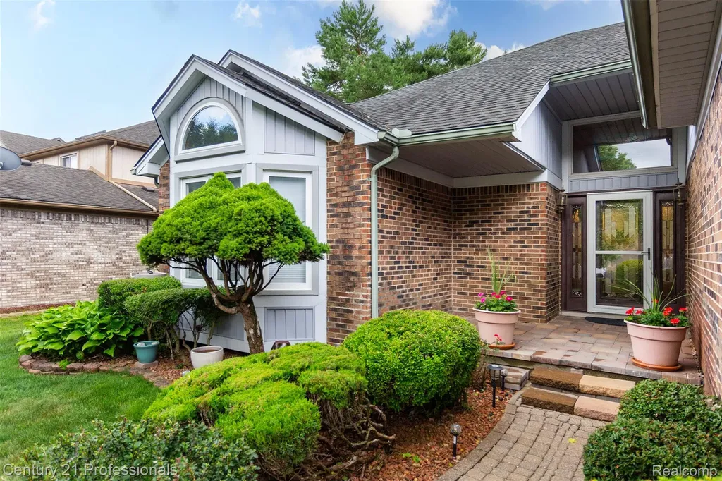 6241 Smithfield Drive Troy City MI 48085