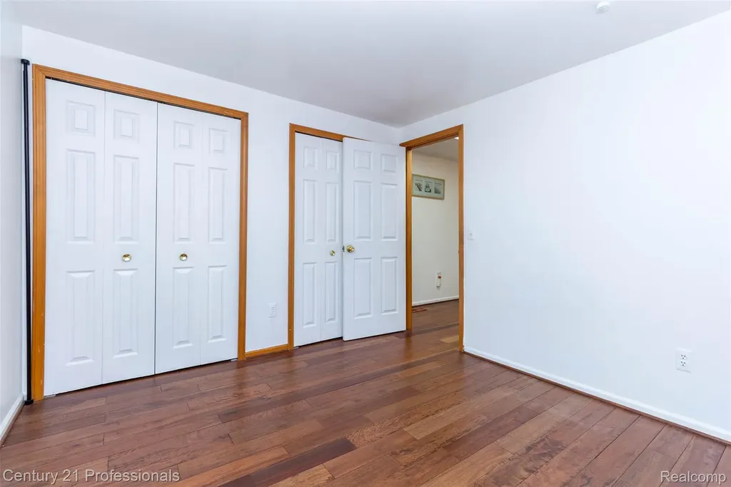 6241 Smithfield Drive Troy City MI 48085