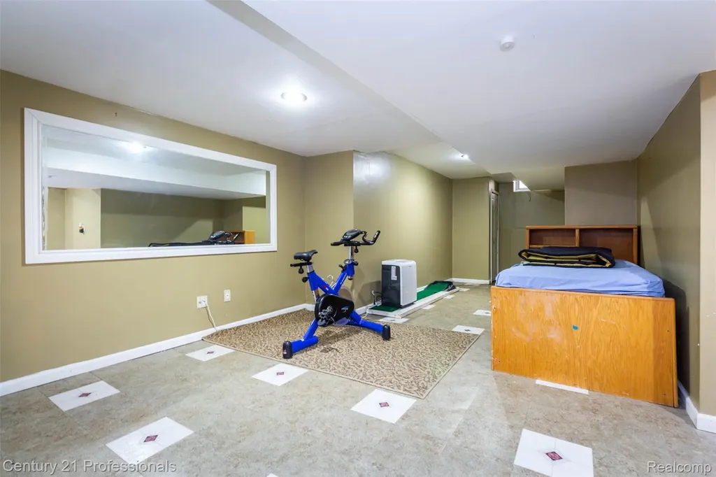 6241 Smithfield Drive Troy City MI 48085