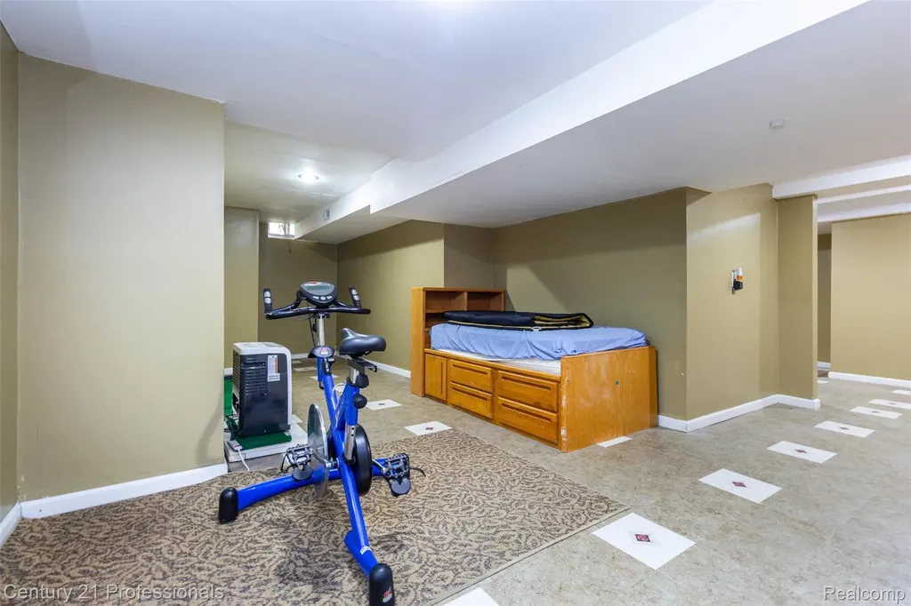 6241 Smithfield Drive Troy City MI 48085