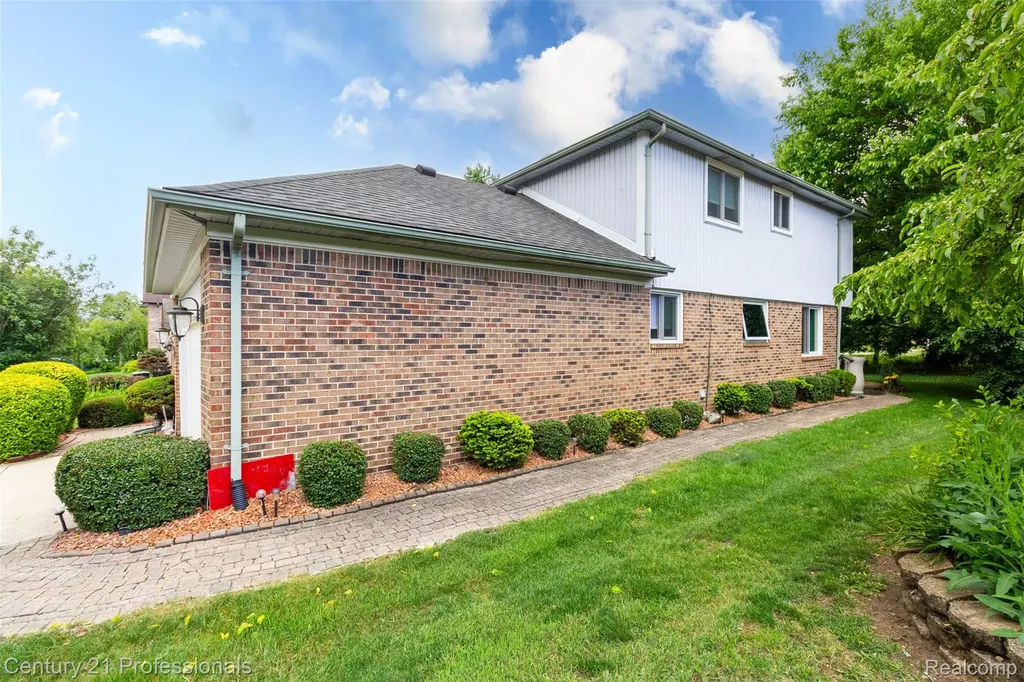 6241 Smithfield Drive Troy City MI 48085
