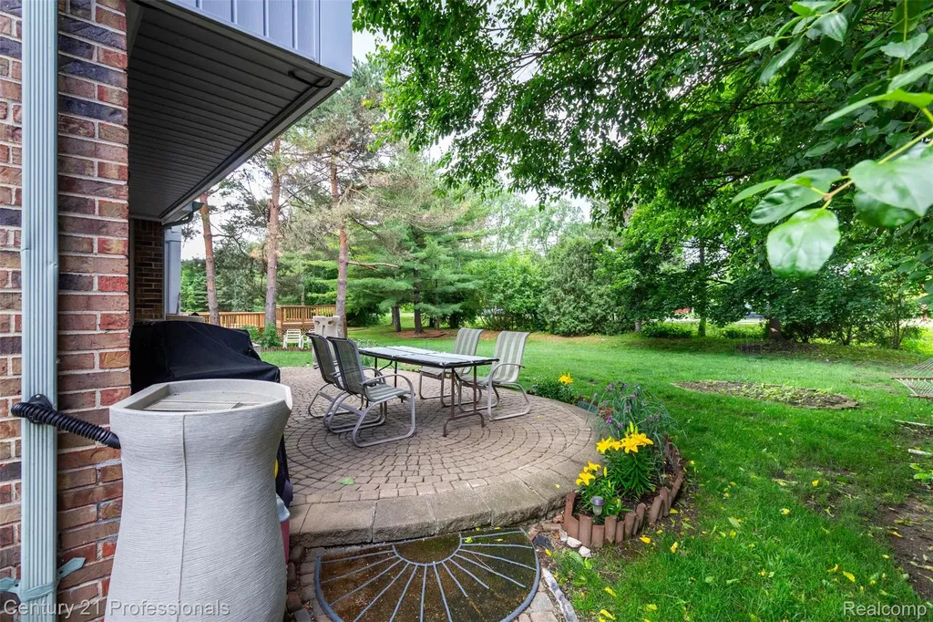 6241 Smithfield Drive Troy City MI 48085