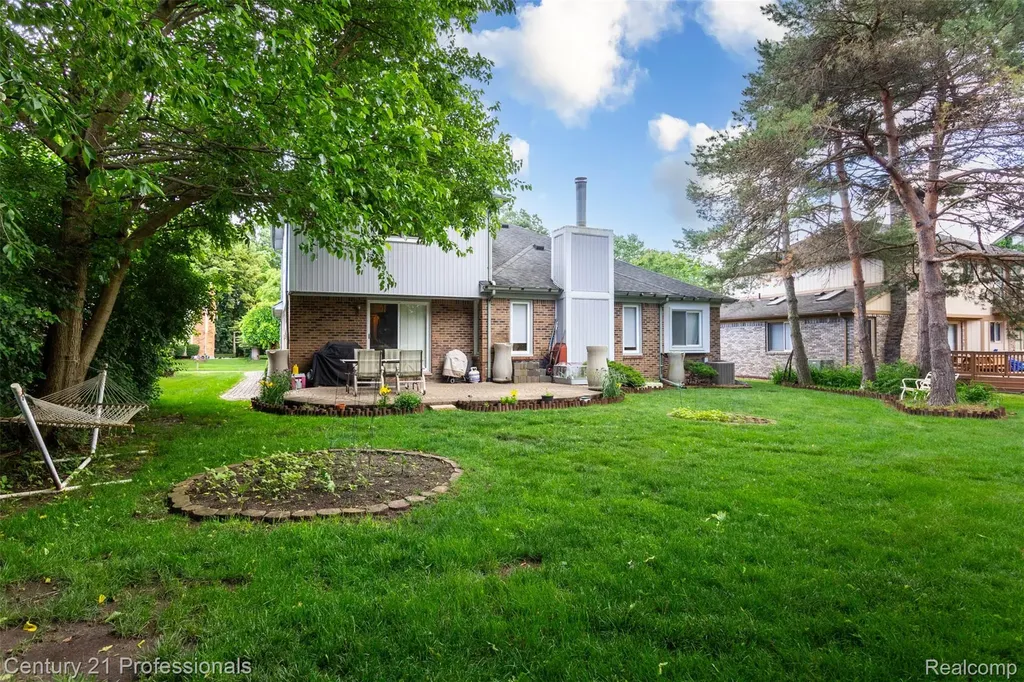 6241 Smithfield Drive Troy City MI 48085