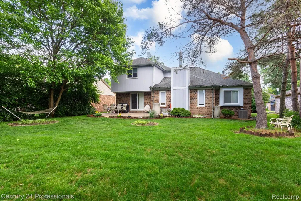 6241 Smithfield Drive Troy City MI 48085