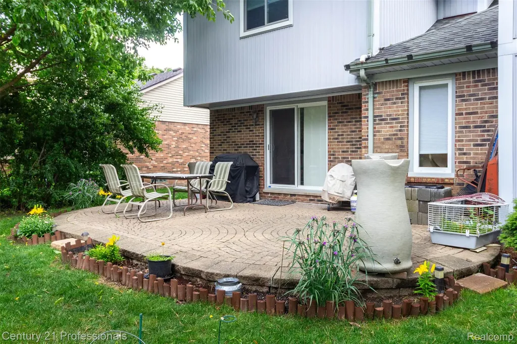 6241 Smithfield Drive Troy City MI 48085