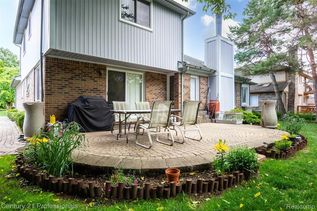 6241 Smithfield Drive Troy City MI 48085
