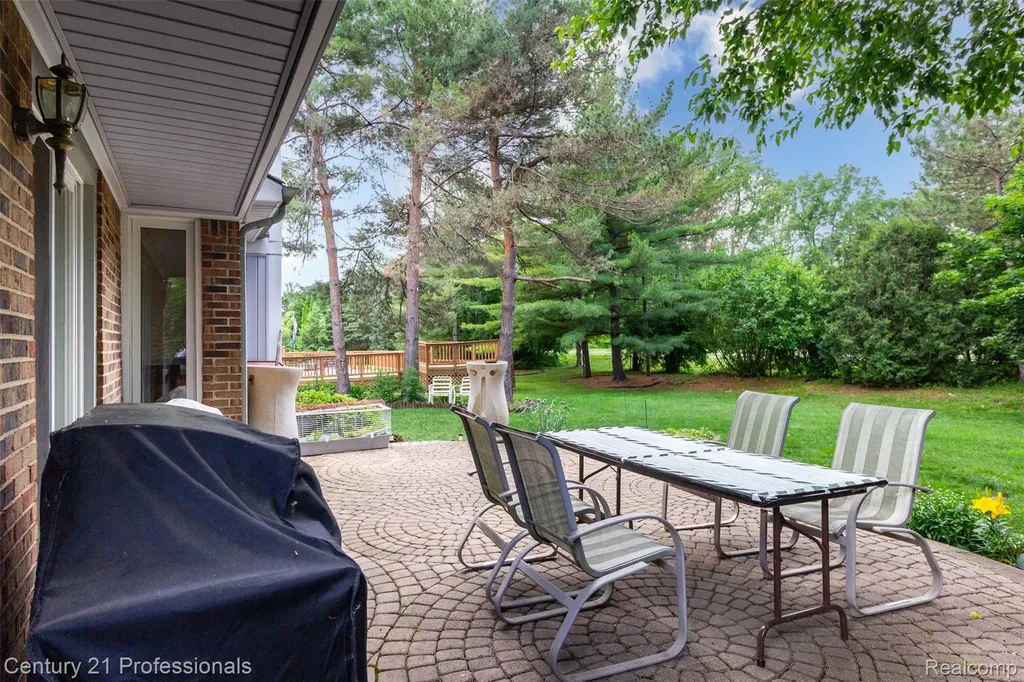 6241 Smithfield Drive Troy City MI 48085