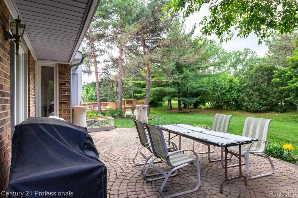 6241 Smithfield Drive Troy City MI 48085