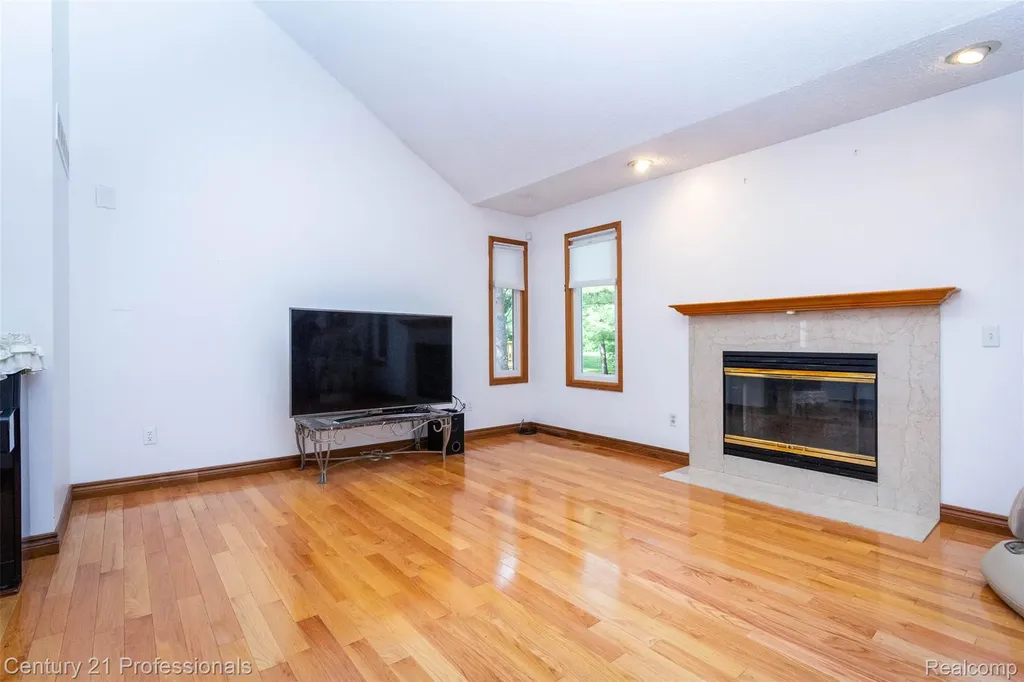 6241 Smithfield Drive Troy City MI 48085