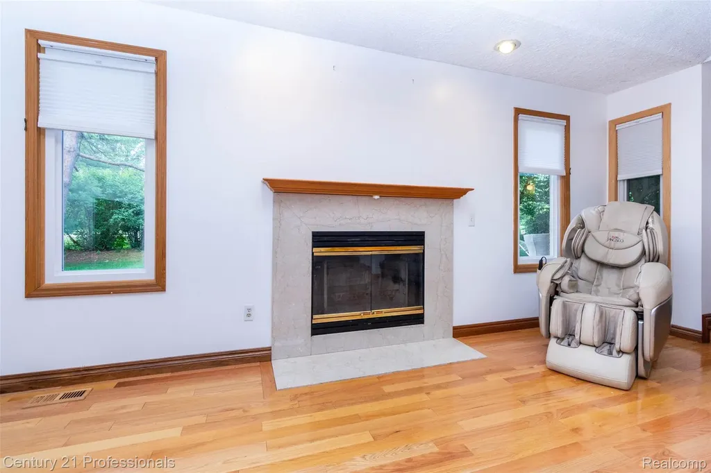 6241 Smithfield Drive Troy City MI 48085