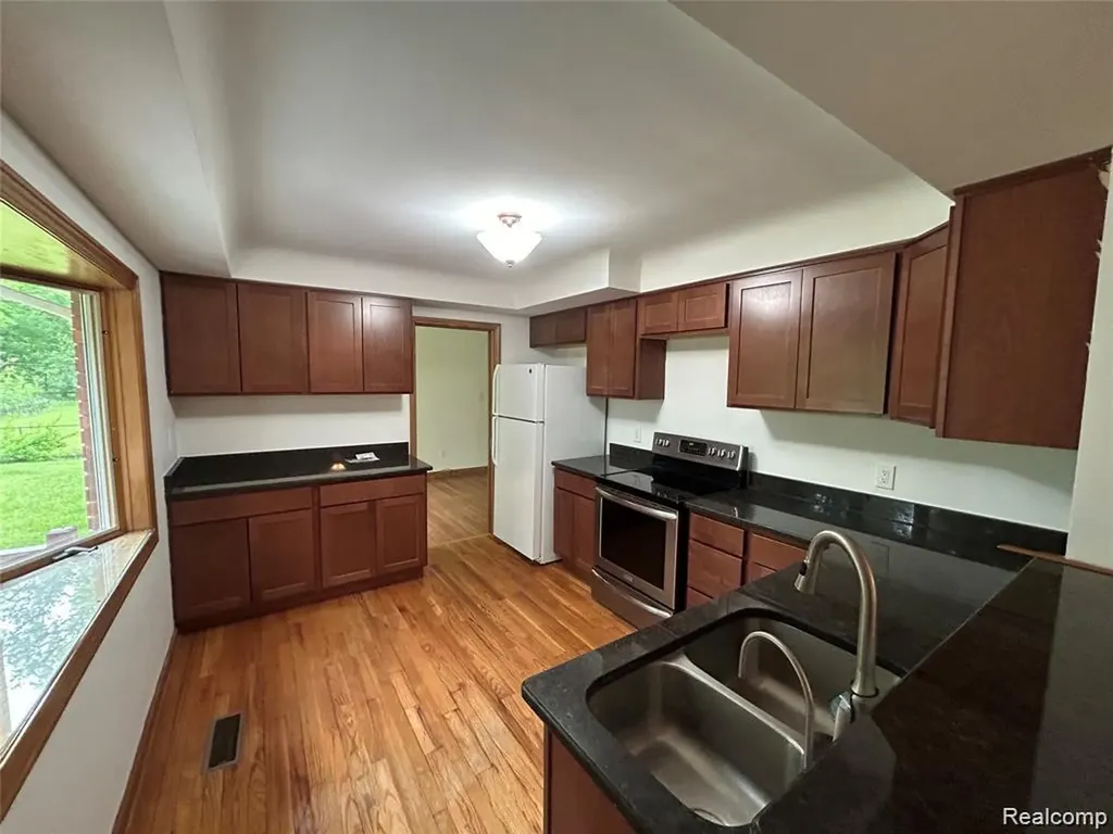 25426 Edgemont Drive Southfield City MI 48033