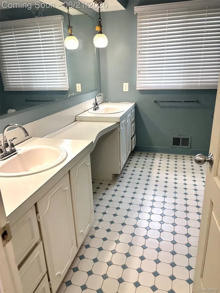 26366 Cecile Street Dearborn Heights City MI 48127