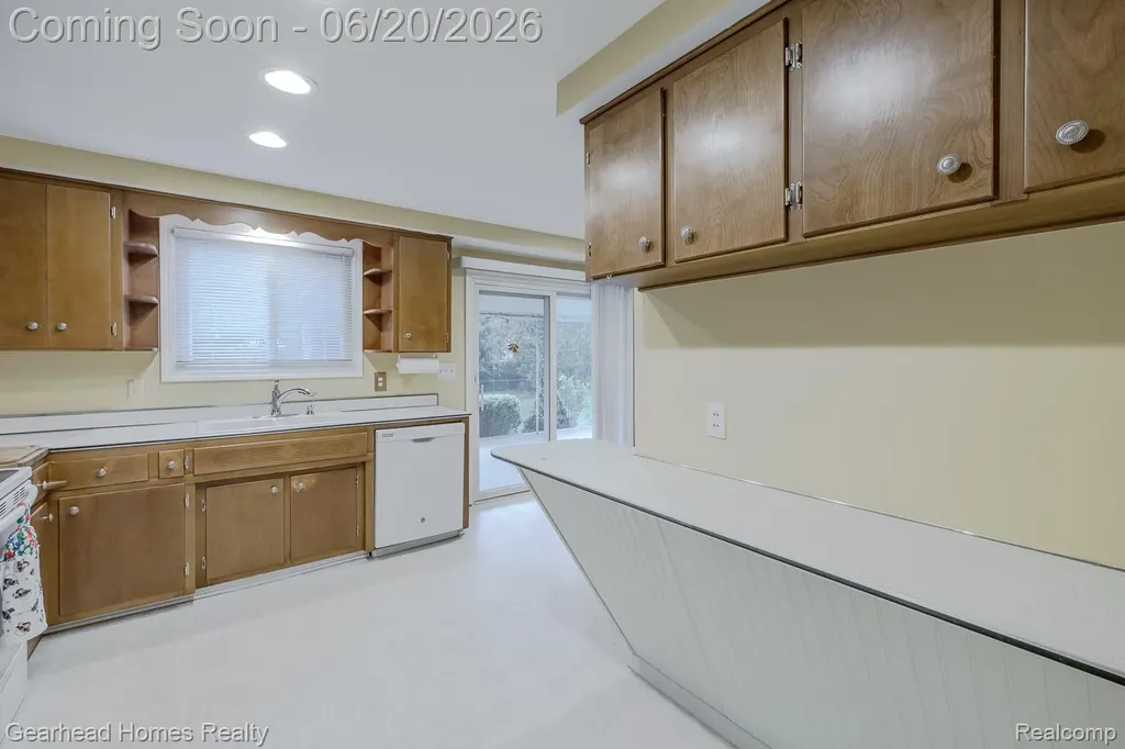1224 Hira Street Waterford Charter Township MI 48328