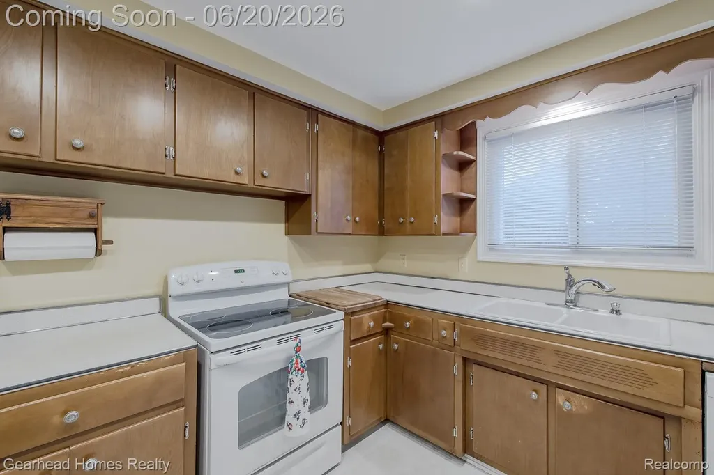 1224 Hira Street Waterford Charter Township MI 48328