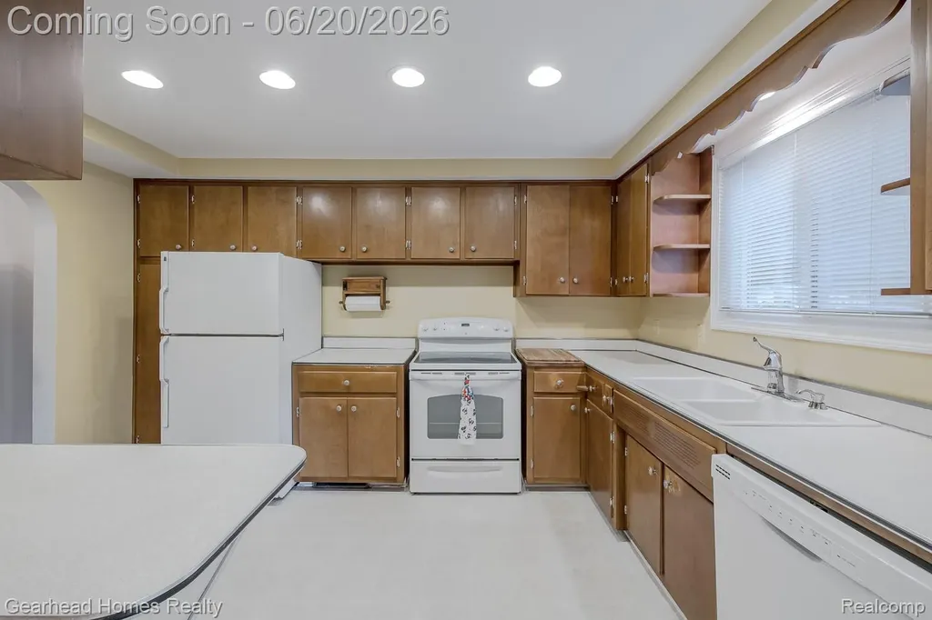 1224 Hira Street Waterford Charter Township MI 48328