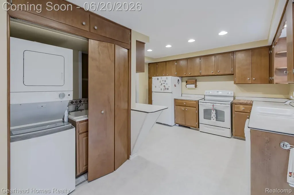 1224 Hira Street Waterford Charter Township MI 48328