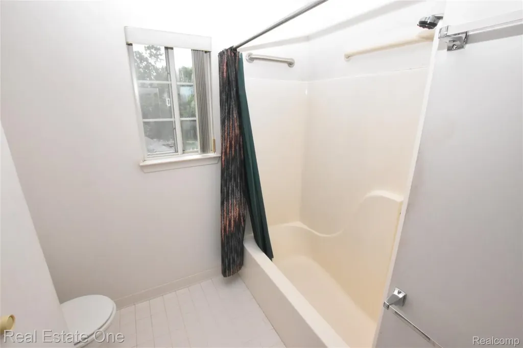555 Winwood Court Walled Lake City MI 48390