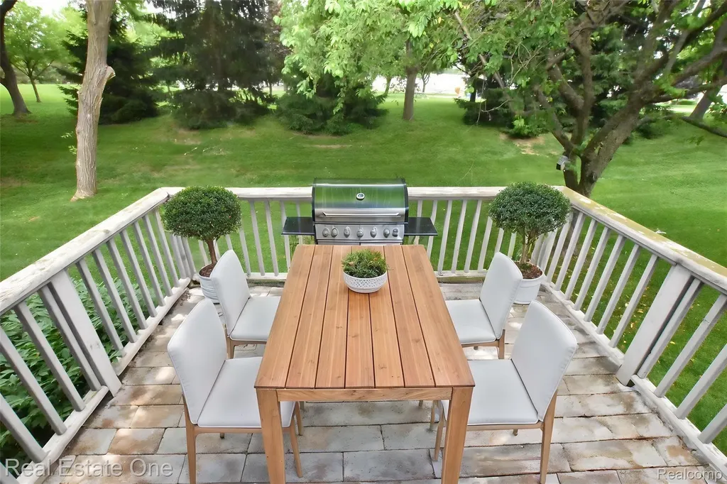 555 Winwood Court Walled Lake City MI 48390