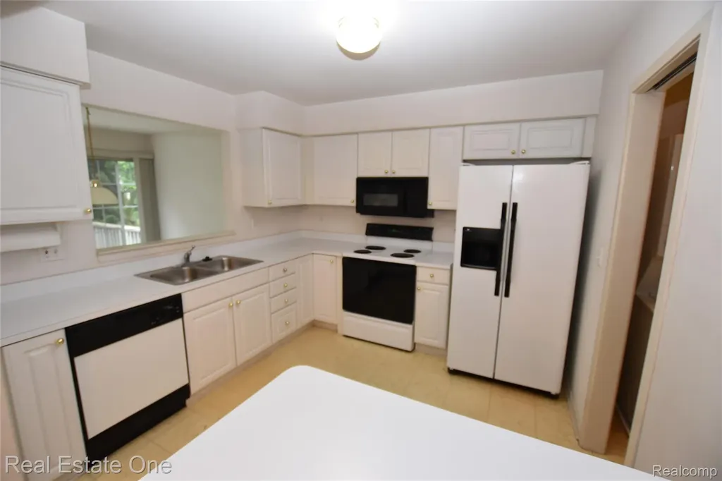 555 Winwood Court Walled Lake City MI 48390