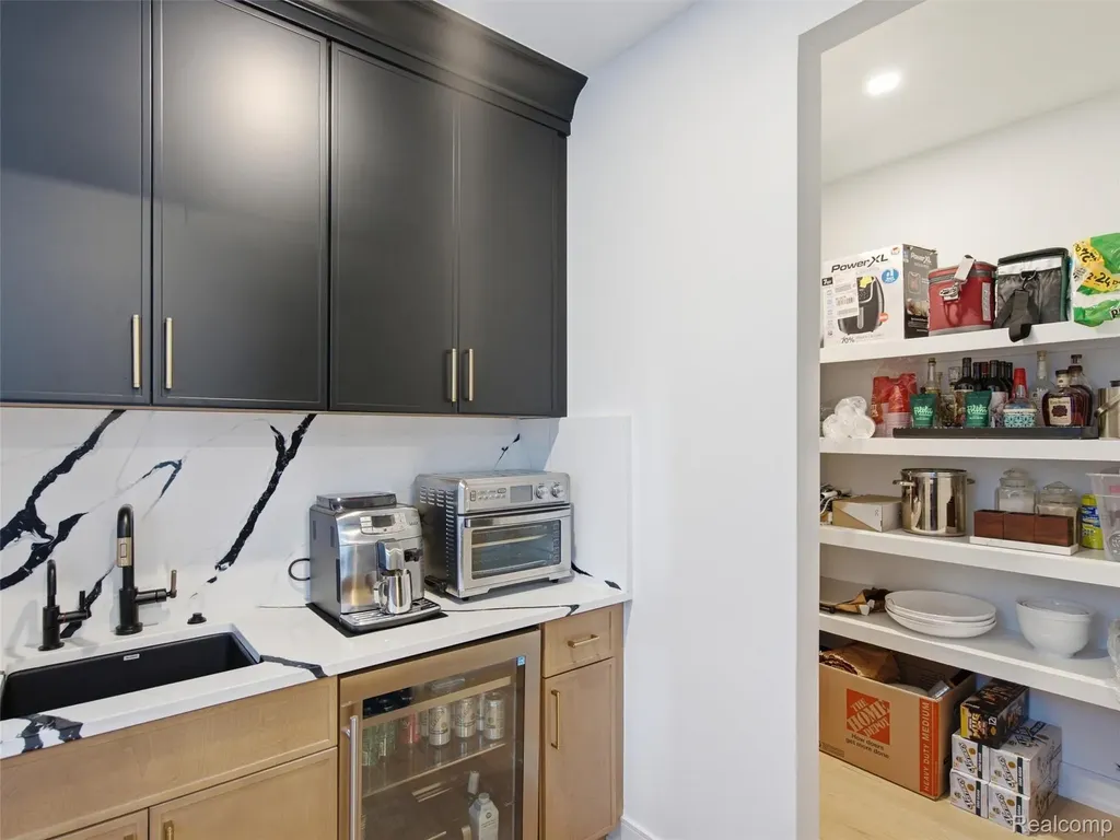 1748 Banbury Street Birmingham City MI 48009