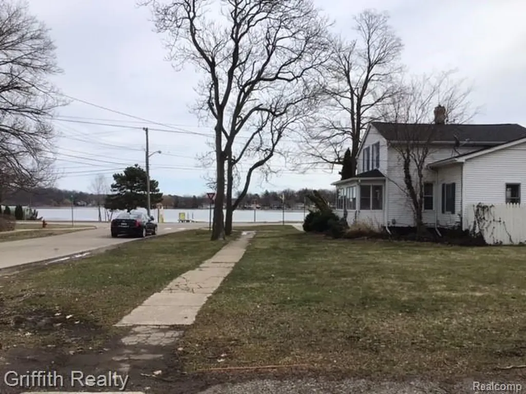 503 Lake Street Howell City MI 48843
