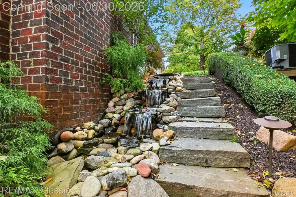 8033 Pine Ridge Court Salem Township MI 48168