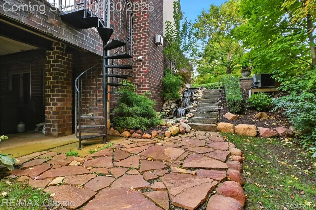 8033 Pine Ridge Court Salem Township MI 48168