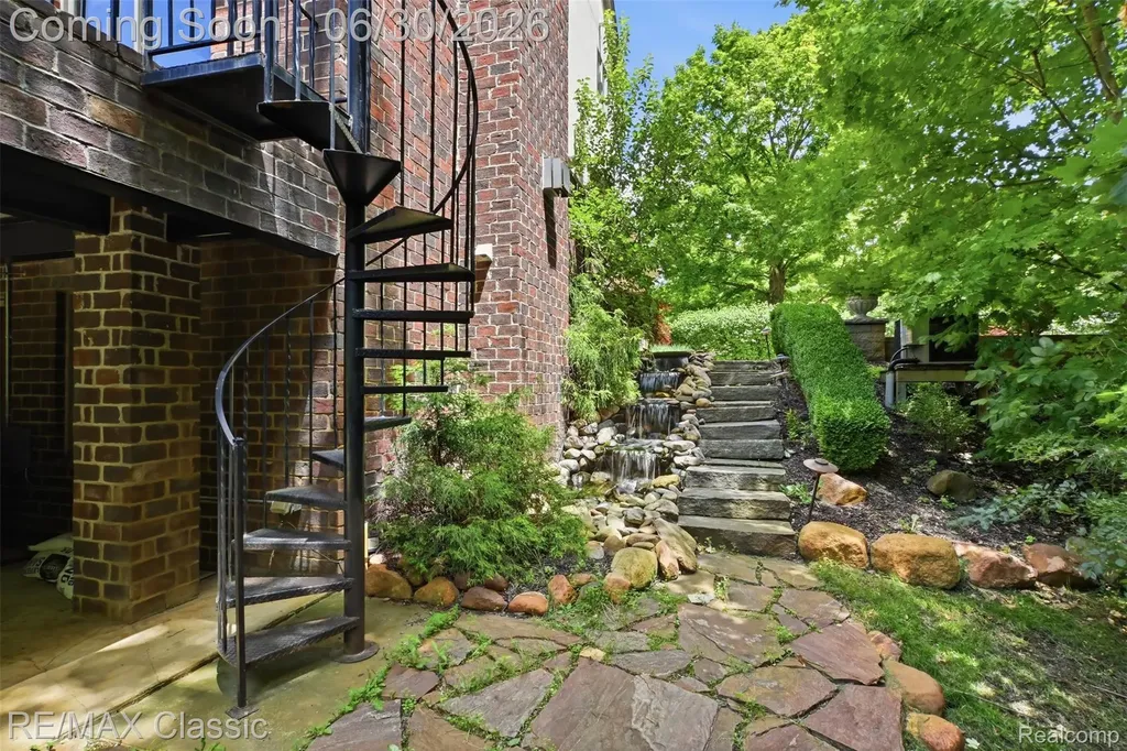 8033 Pine Ridge Court Salem Township MI 48168