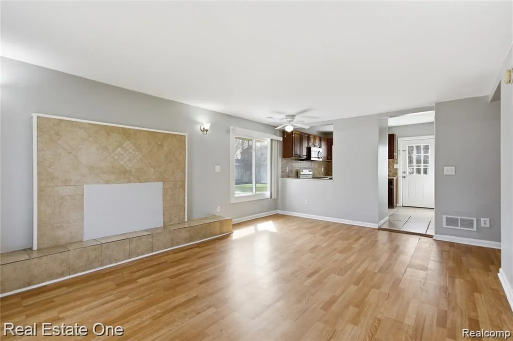 5747 Kingsbury Street Dearborn Heights City MI 48127