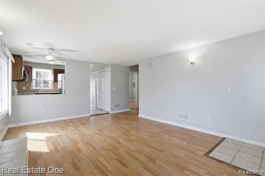 5747 Kingsbury Street Dearborn Heights City MI 48127