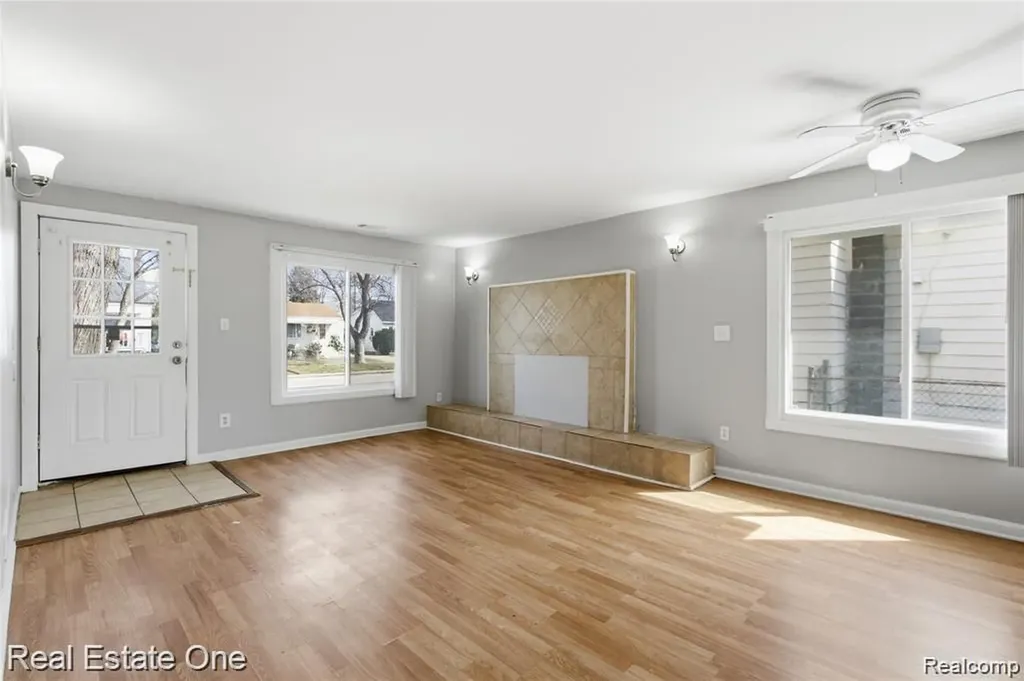 5747 Kingsbury Street Dearborn Heights City MI 48127