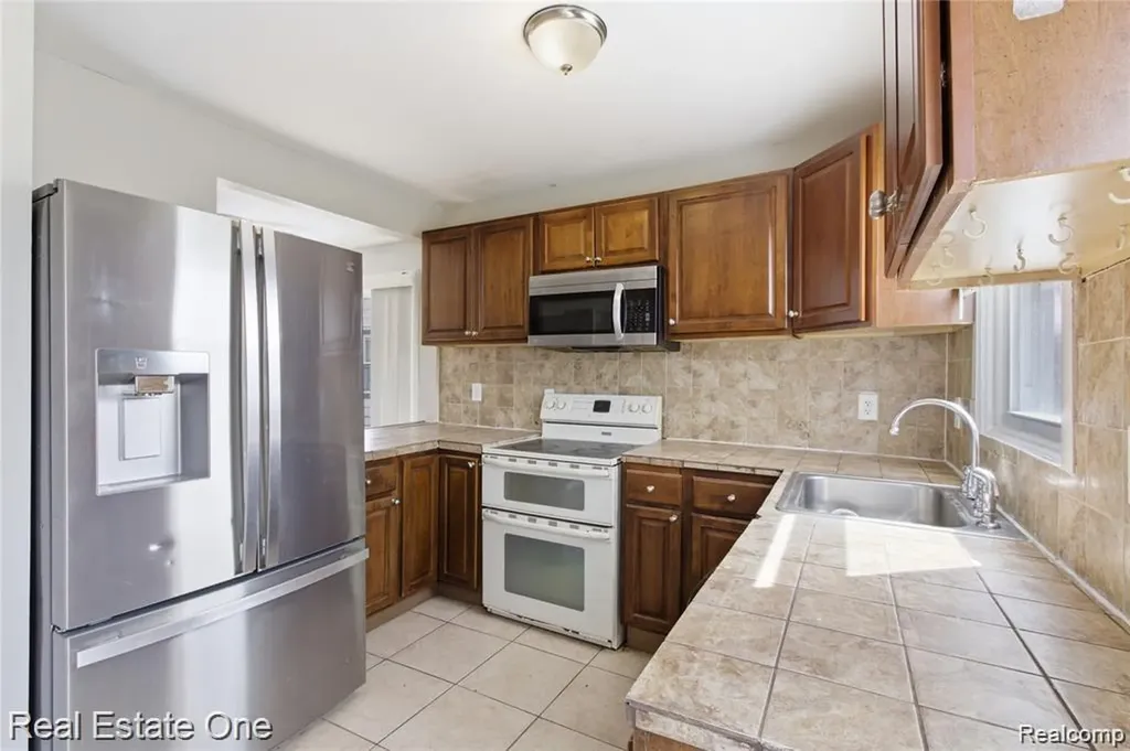 5747 Kingsbury Street Dearborn Heights City MI 48127