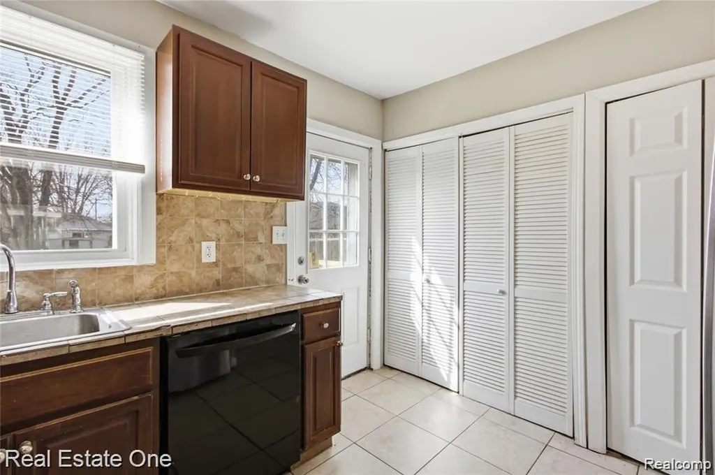 5747 Kingsbury Street Dearborn Heights City MI 48127