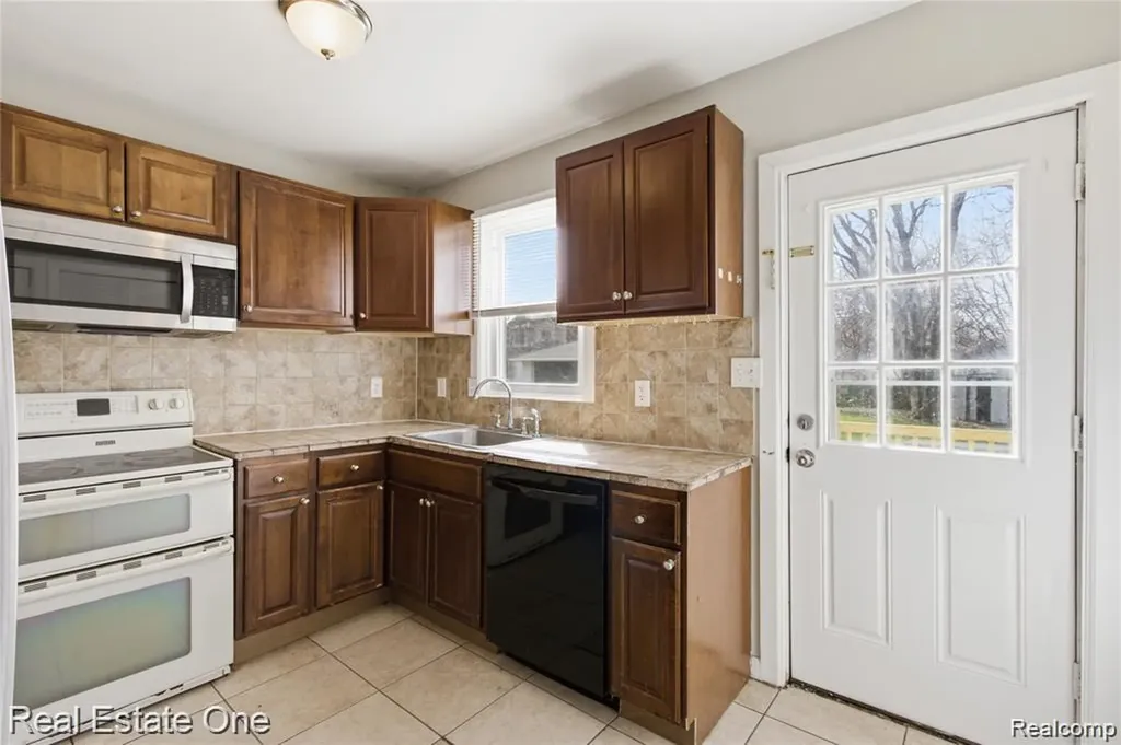 5747 Kingsbury Street Dearborn Heights City MI 48127