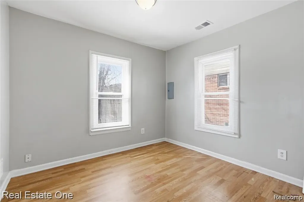 5747 Kingsbury Street Dearborn Heights City MI 48127