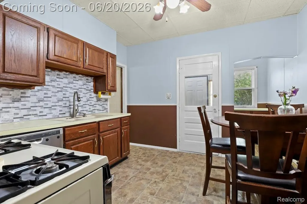2633 Commor Street Hamtramck City MI 48212