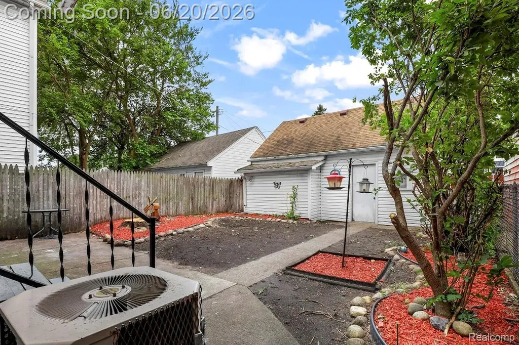 2633 Commor Street Hamtramck City MI 48212