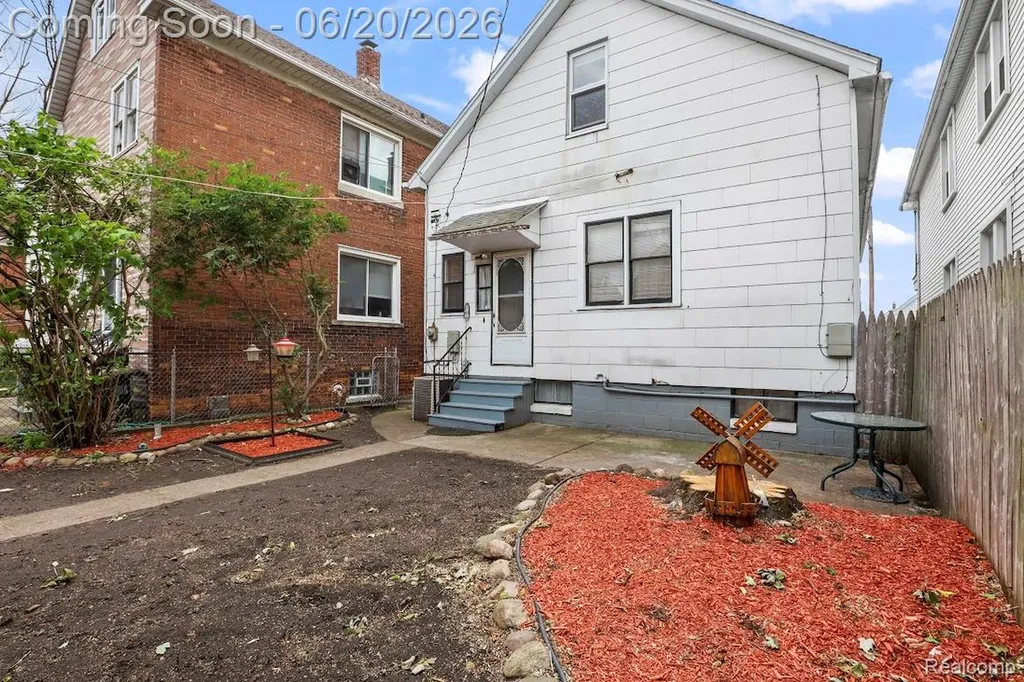 2633 Commor Street Hamtramck City MI 48212