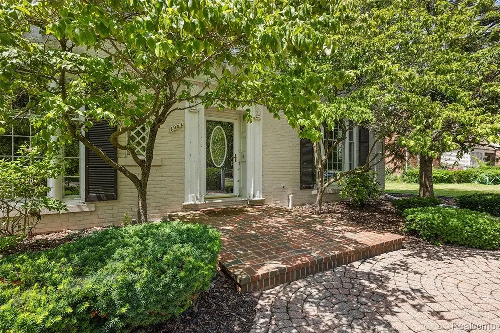 1051 Devonshire Road Grosse Pointe Park City MI 48230