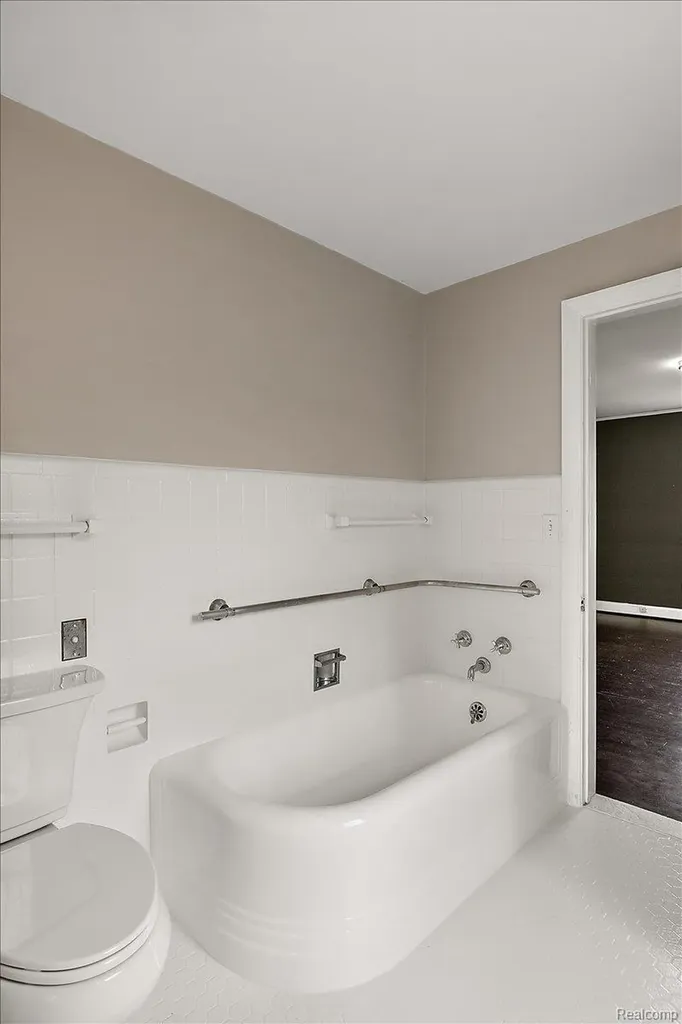 1051 Devonshire Road Grosse Pointe Park City MI 48230