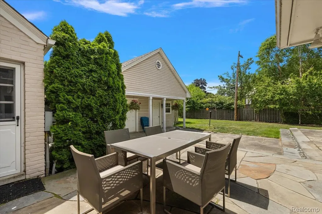 1051 Devonshire Road Grosse Pointe Park City MI 48230