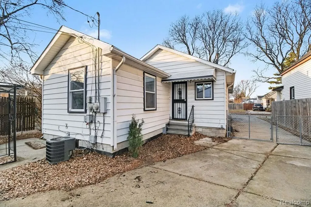 1228 E Jarvis Avenue Hazel Park City MI 48030