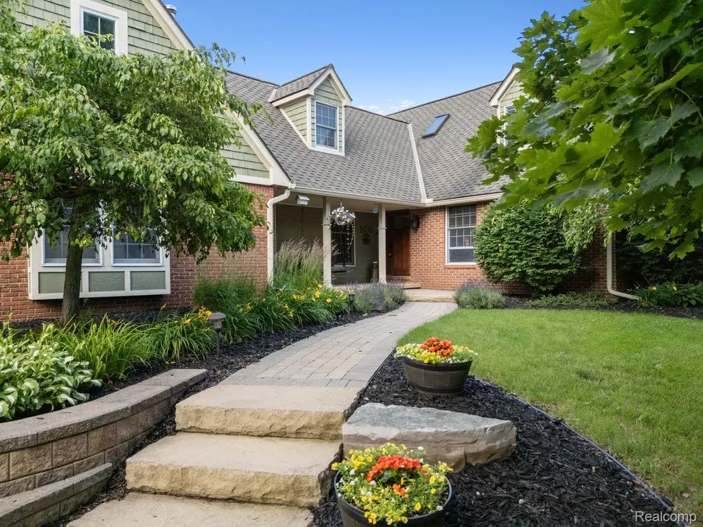 5010 Mallards Landing Highland Charter Township MI 48357