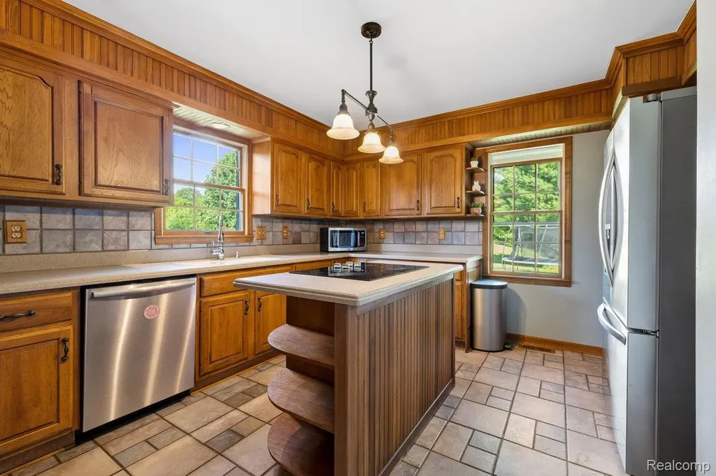 5010 Mallards Landing Highland Charter Township MI 48357
